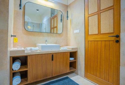 Un baño de SaffronStays Moringa Valley - Oak Villa