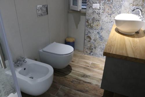 a bathroom with a toilet and a sink at Domus Mamurra in Formia