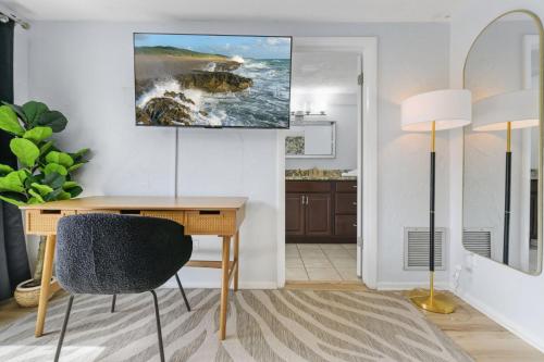 Η κουζίνα ή μικρή κουζίνα στο 5Mins 2 Beach~HeatedPool~Trampoline~HotTub~Theater