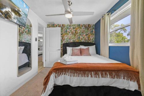 Ένα ή περισσότερα κρεβάτια σε δωμάτιο στο 5Mins 2 Beach~HeatedPool~Trampoline~HotTub~Theater