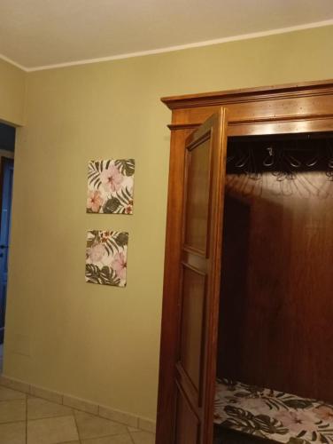 a bedroom with a bed and a picture on the wall at Locanda Casa Bardacchino in Mango