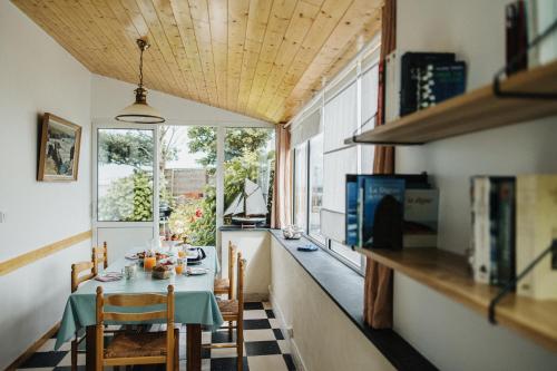 une salle à manger avec une table et une fenêtre dans l'établissement La Maison du Pêcheur, à Cherbourg en Cotentin