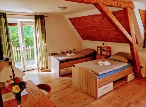 una camera da letto con due letti e un tavolo di Panoramablick Hohenrode a Sasbachwalden