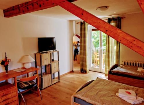 Camera con letto e scrivania con TV di Panoramablick Hohenrode a Sasbachwalden