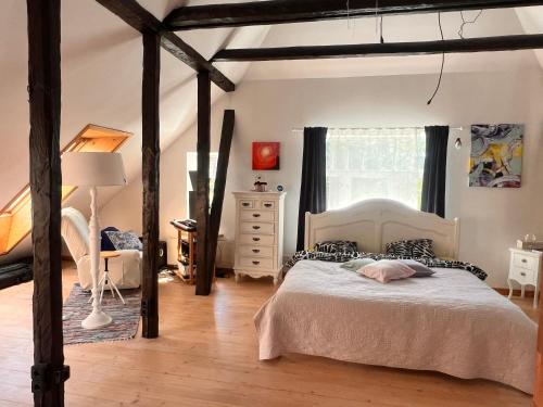 a bedroom with a white bed and a window at Viljandi kesklinna majake ja kodune minispa in Viljandi