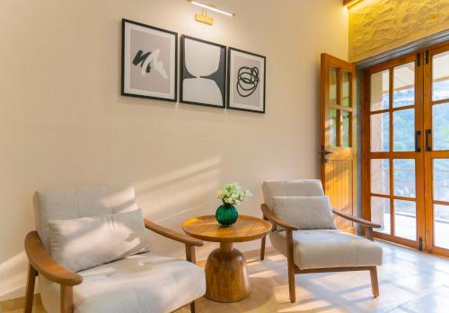 Un lugar para sentarse en SaffronStays Moringa Valley - Oak Villa