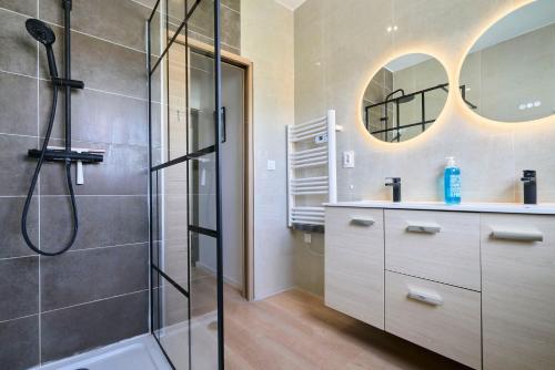 a bathroom with a shower and a sink at Maison Familiale Moderne Calme - Marcq-en-Barœul in Marcq-en-Baroeul