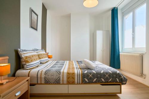 a bedroom with a bed and a window at Maison Familiale Moderne Calme - Marcq-en-Barœul in Marcq-en-Baroeul