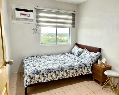 Ένα ή περισσότερα κρεβάτια σε δωμάτιο στο Two- Bedroom New Condo, Free Hi-Speed Wifi