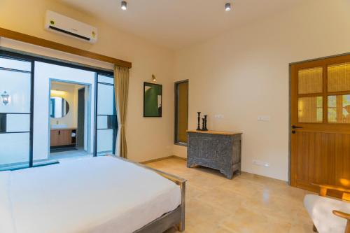 Una cama o camas en una habitación de SaffronStays Moringa Valley - Oak Villa