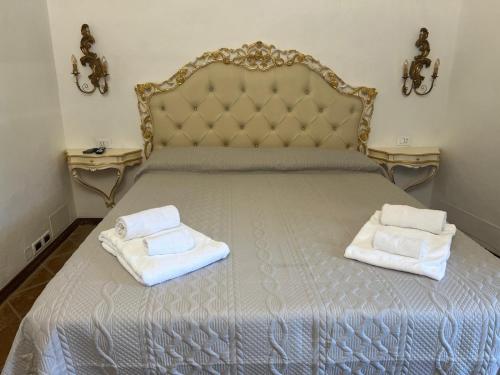 a bedroom with a bed with two towels on it at A La Casa Dei Potenti in San Gimignano