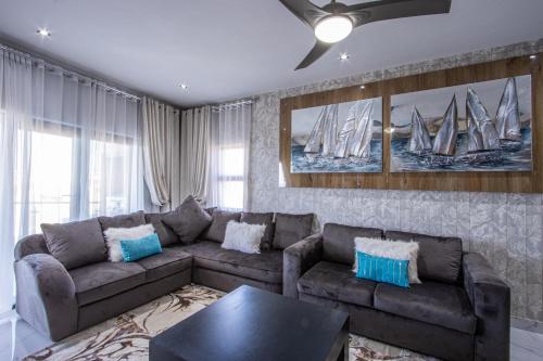 un salon avec un canapé et une table dans l'établissement Whale Rock 17, à Margate