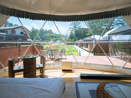 Postel nebo postele na pokoji v ubytování Gramercy Village 山中湖 Glamping &Sauna