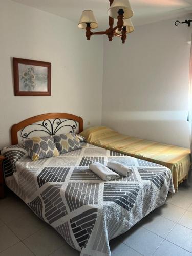 sypialnia z 2 łóżkami w pokoju w obiekcie APART CLUB LABARROSA w mieście Chiclana de la Frontera