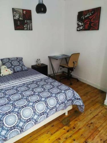 une chambre avec un lit, un bureau et une table dans l'établissement Charmante maison normande !, à Pont-Audemer