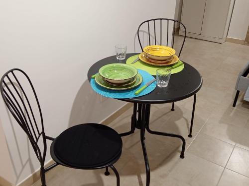 un tavolo con due sedie e piatti e bicchieri di GiuattyHomeHolidayTermoli2 a Termoli