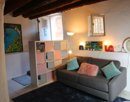 - un salon avec un canapé et une étagère dans l'établissement studio au centre de Cassis, à Cassis