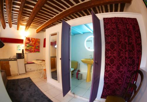 Cette chambre dispose d'une porte s'ouvrant sur une salle de bains. dans l'établissement studio au centre de Cassis, à Cassis