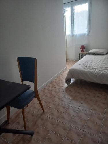 une chambre avec un lit, une chaise et un bureau dans l'établissement Habitación Saint Herblain Cerca a Nantes, à Saint-Herblain