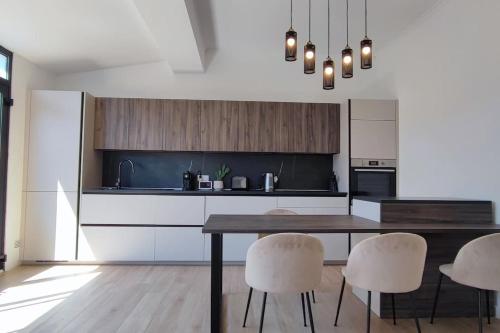 Kuchyň nebo kuchyňský kout v ubytování FRGK Golfe-Juan Coastal House with Garden & Terrace Near Beaches & Ultra-Fast Wi-Fi