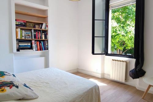 Postel nebo postele na pokoji v ubytování FRGK Golfe-Juan Coastal House with Garden & Terrace Near Beaches & Ultra-Fast Wi-Fi