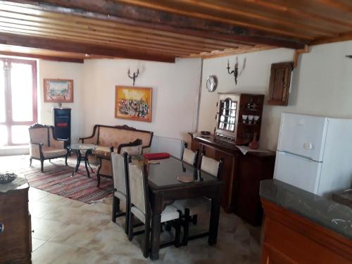 a kitchen and dining room with a table and chairs at Paydos Tatil Evi in Ayvalık