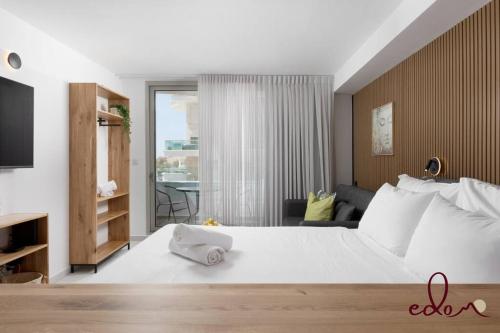 Cama o camas de una habitación en דירה עם מרפסת במתחם סי סייד - By Edomlux