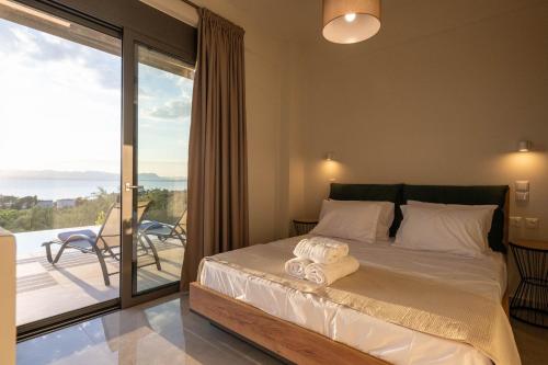Ένα ή περισσότερα κρεβάτια σε δωμάτιο στο A V Luxury Apartments with Private Pools