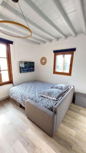 une chambre avec un lit dans une pièce dans l'établissement Appartement vue cathédrale, à Amiens