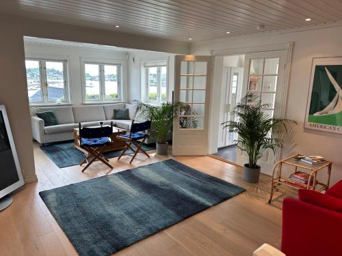 a living room with a couch and a table at Ved sjøen, Husvik- Tønsberg, 2 hus! in Tønsberg