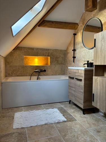 une salle de bain avec une baignoire et un lavabo dans l'établissement Appartement au Cœur d'Auxerre, à Auxerre