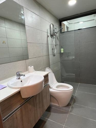 シブにあるHanns residenceのトイレ、洗面台、シャワー付きのバスルーム