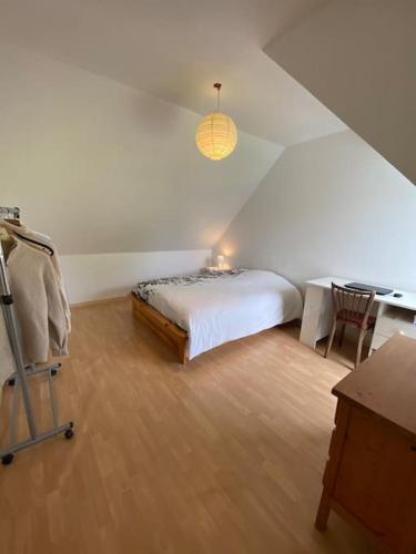 une chambre avec un lit, un bureau et une table dans l'établissement Maison de charme proche océan, à Lauzach