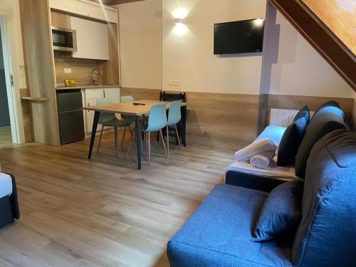 TV a/nebo společenská místnost v ubytování Apartamentos La Solana