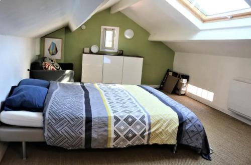 une chambre avec un grand lit dans un grenier dans l'établissement Villa vue mer et jacuzzi, à Toulon