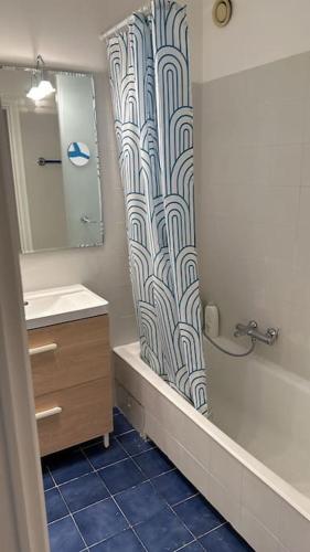 une salle de bain avec un rideau de douche et un lavabo dans l'établissement Superbe appartement de 3p pieces dans residence avec piscine et climatisation, à Nice