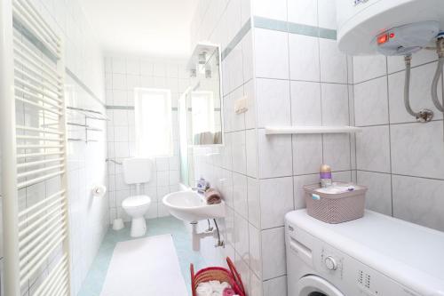 Ένα μπάνιο στο Apartments and rooms Kruna