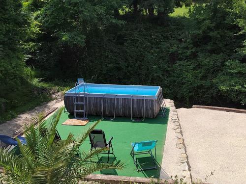 - une piscine avec des chaises longues dans l'établissement gite Le Jardin de Pierrot 14per 26400 Montclar Sur Gervanne, à Montclar-sur-Gervanne