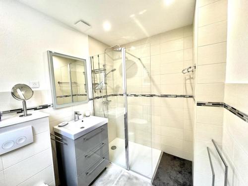 un bagno con doccia e lavandino di Charmante maison Molsheim a Molsheim