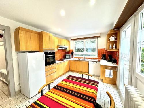 una cucina con mobili in legno e un frigorifero bianco di Charmante maison Molsheim a Molsheim