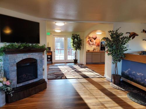 TV a/nebo společenská místnost v ubytování Alaska Country Inn
