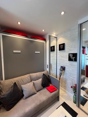 - un salon avec un canapé dans l'établissement JOIA PARIS - Montparnasse, à Paris