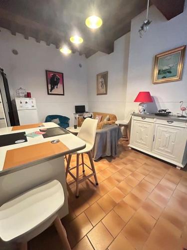 une cuisine avec une table et des chaises dans une pièce dans l'établissement Le Méjan Appart Centre Arles, à Arles