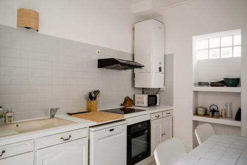 Kuchyň nebo kuchyňský kout v ubytování Maison de Léa, climatisée, 50 m marché local de Bergerac, terrasse