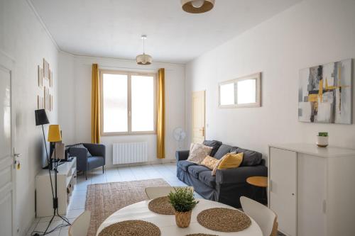 TV a/nebo společenská místnost v ubytování Maison de Léa, climatisée, 50 m marché local de Bergerac, terrasse