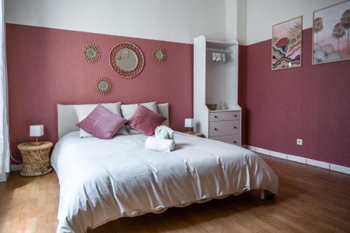 - une chambre avec un grand lit blanc aux murs roses dans l'établissement Maison de Léa, climatisée, 50 m marché local de Bergerac, terrasse, à Bergerac