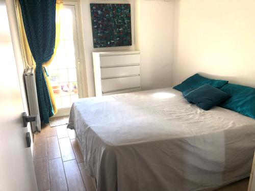 a bedroom with a bed with blue pillows on it at Deliziosa mansarda a due passi dal mare in Francavilla al Mare