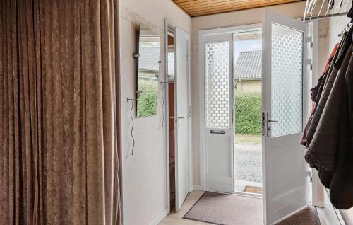 Bilik mandi di 3 Bedroom Awesome Home In Horslunde