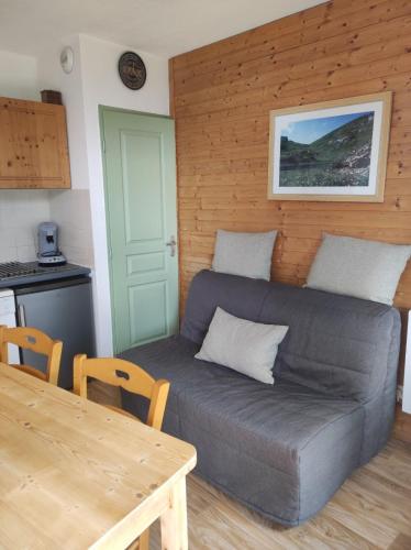 un salon avec un canapé et une table dans l'établissement Les Villages du Bachat à Chamrousse 1700 - Arolles E11 Classé 3 étoiles, à Chamrousse