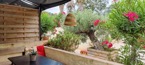 un patio avec une table et des plantes dans l'établissement Les figues, à Hyères
